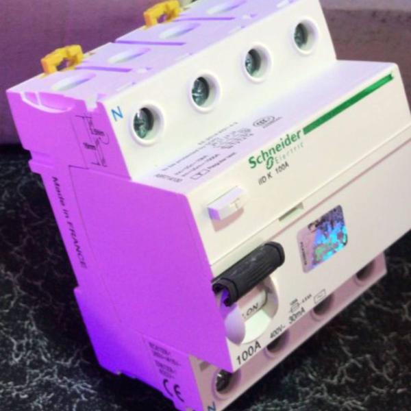 Schneider 4-Pole Circuit Breaker – High Capacity Load Protection Ghana